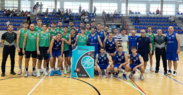 Los jugadores de UCB Camper Eurogaza y CB Montilla posando juntos tras el partido. Foto: FAB