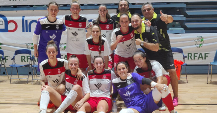 Jugadoras y técnicos del Cajasur celebrando el triunfo