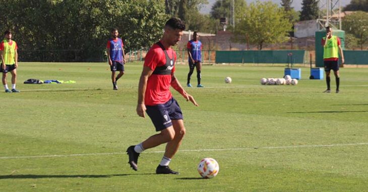 Willy conduciendo el balón.