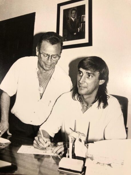 Portugal firmando su primer contrato como futbolista del Córdoba junto al presiente de aquella temporada 1988-89 Antonio Adarve.