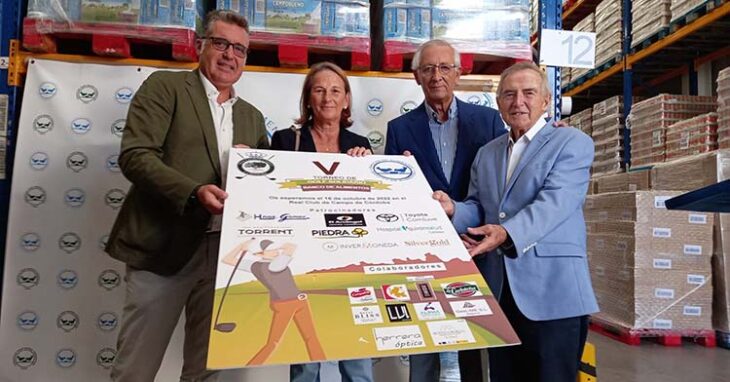 Los representantes del Banco de Alimentos presentando el cartel de la V edición del Torneo junto a la presidenta del Real Club de Campo, María del Mar Romero, y Manuel Torrejimeno, presidente del IMDECO.