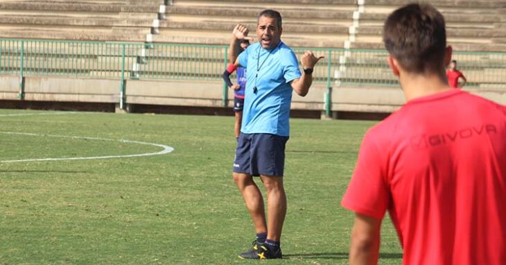 Germán Crespo dando instrucciones a sus hombres.