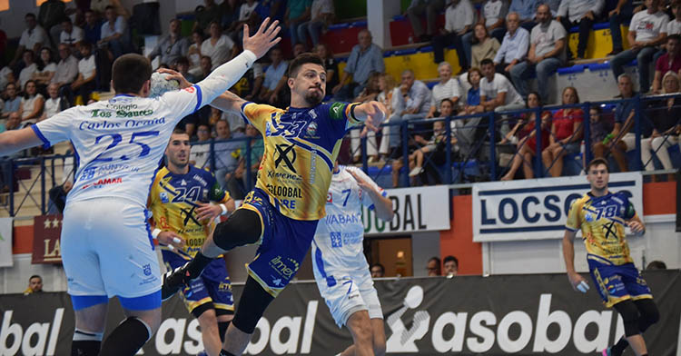 El luso Gonçalo Ribeiro transformando uno de los seis tantos que logró ante los gallegos.
