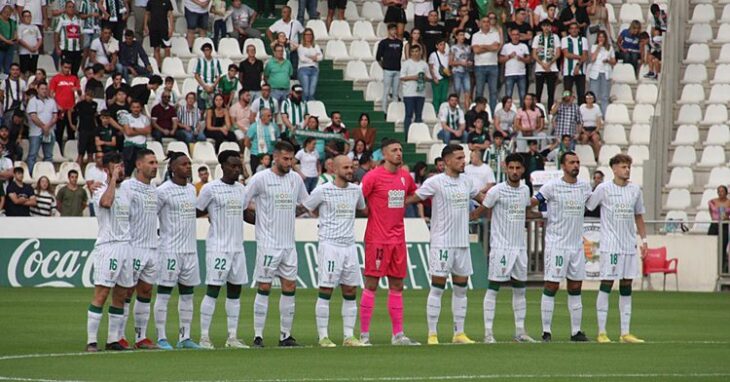 El once inicial del Córdoba durante el minuto de silencio por los fallecidos en Indonesia.