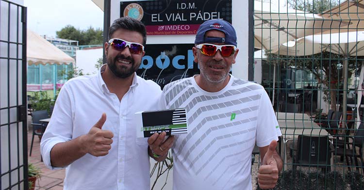 Jesús Mérida y Álex López luciendo sus gafas de sol Styrpe en El Vial Pádel.