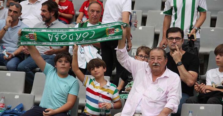 Un veterano cordobesista con sus nietos.