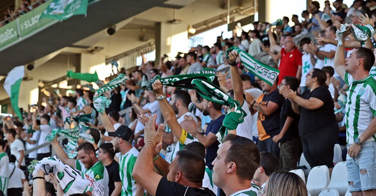 Los seguidores blanquiverdes animando a su equipo. Foto: CCF