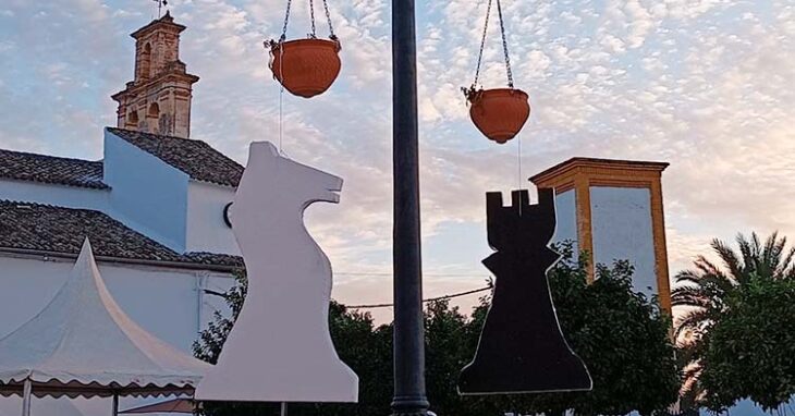 Así lucieron las farolas de Morente durante la última semana, con el ajedrez como protagonista.