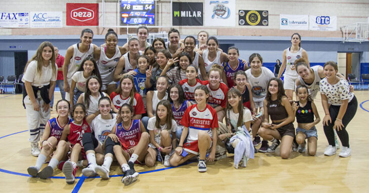 La gran celebración con la chavalería de las jugadoras de Mireia Capdevila. Foto: Gabriele Friscia
