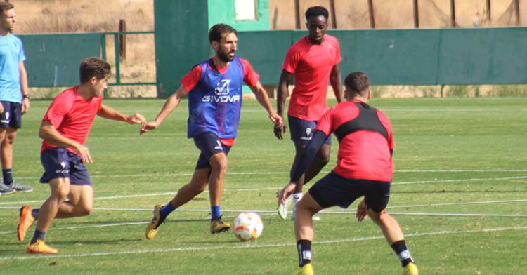 Álex Bernal circulando el balón ante Diarra, al que acompañará en el doble pivote en A Malata.