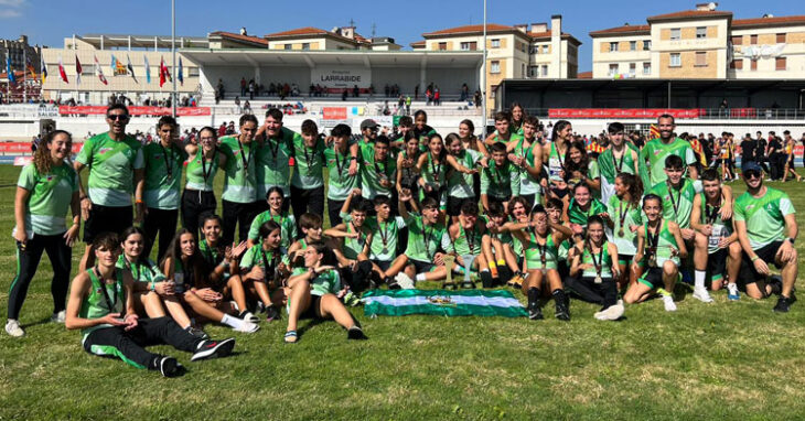 Los combinados masculino y femenino dee Andalucía posando juntos. Foto: Federación Andaluza de Atletismo