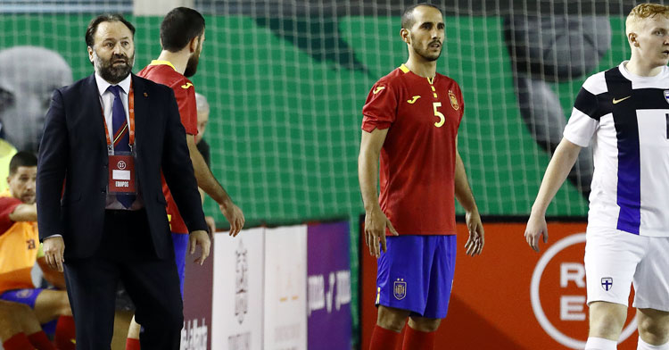 Boyis listo para entrar a cancha, al lado del seleccionador Fede Vidal. Foto: RFEF