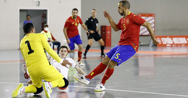 Boyis rematando a la portería moldava. Foto: RFEF