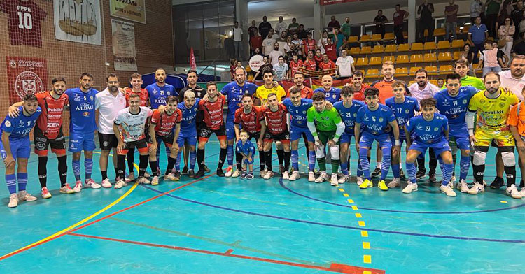 La foto de familia entre ambos equipos. Foto: Viña Albali Valdepeñas