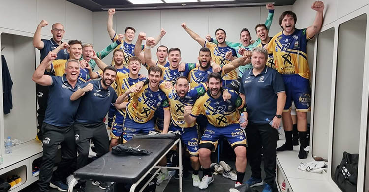 Éxtasis. La fiesta pontana en el vestuario del pabellón Anaitasuna tras derrotar a los navarros.