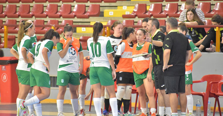 Juanma Cubero hablando a sus jugadoras en un tiempo muerto. Foto: Rafael Santiago
