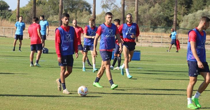 Calderón, con el balón en los pies, y Adri Fuentes a la derecha en un momento del entrenamiento.