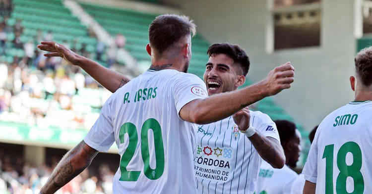 Calderón celebrando con Casas el 1-0 al Algeciras como asistente y ejecutor. Foto: CCF