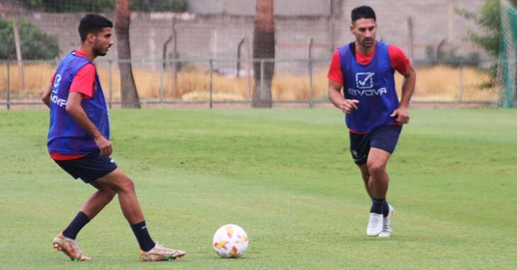 Calderón controlado el balón ante Kike Márquez.