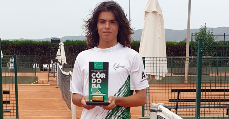 Carli Díaz posando con su trofeo