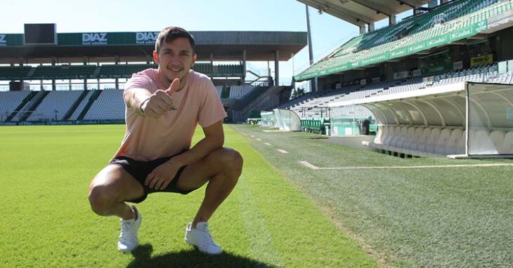 Christian Carracedo mostrando su pulgar al cordobesismo pegado a la banda, su hábitat natural.