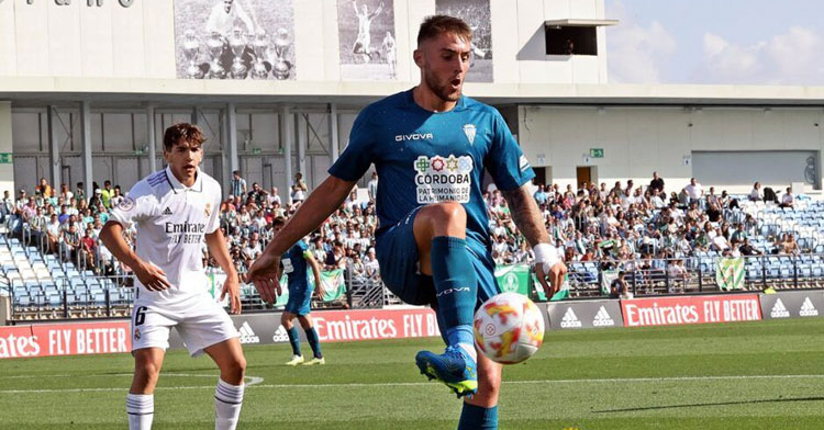 Casas se apresta a controlar un balón en el encuentro frente al Castilla. Foto: CCF