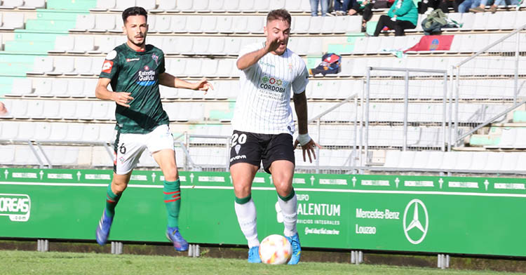 Antonio Casas conduciendo el balón ante un ferrolano tras abrir el marcador con su gol de cabeza.