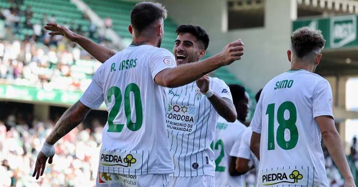 Antonio Casas celebrando su gol con su asistente, Calderón.