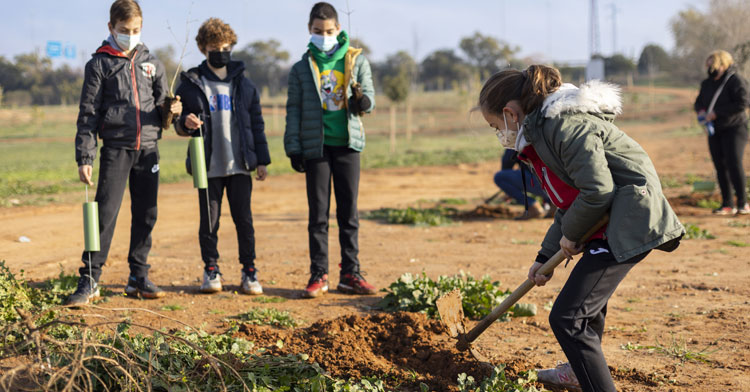 Varios integrantes del club en una de las iniciativas de cuidado del medio ambiente