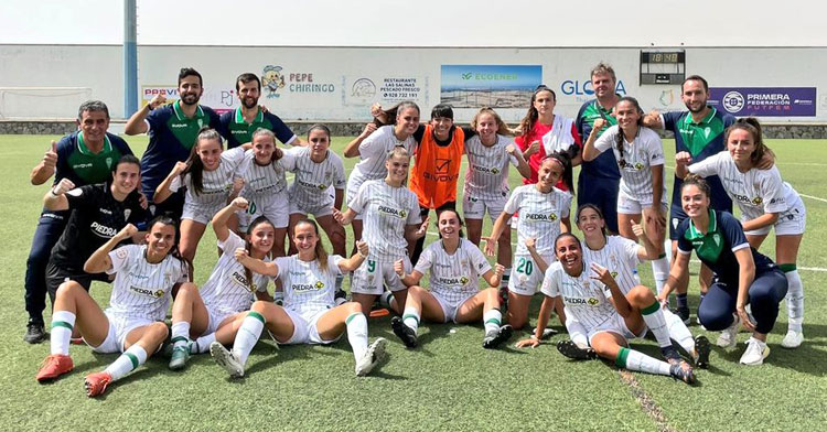 La expedición blanquiverde celebrando la victoria ante el Juan Grande. Foto: @CordobaFemenino