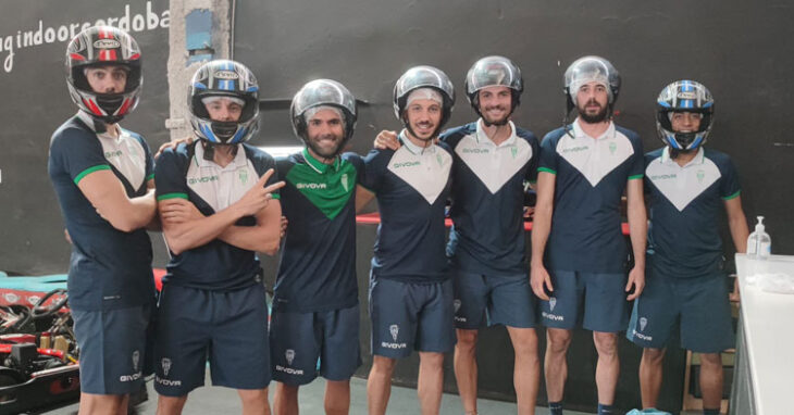 Los jugadores del Córdoba Patrimonio ataviados para competir en el Circuito de Karts. Foto: Córdoba Futsal