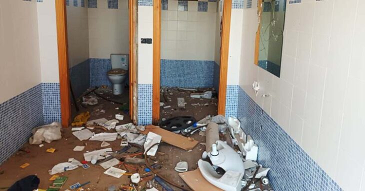 El estado actual de los cuartos de baño de la instalación tras la entrada reciente de los amigos de lo ajeno.
