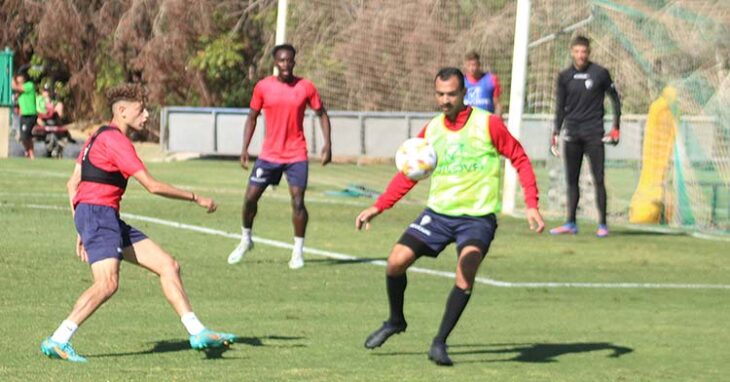 Miguel de las Cuevas controla el balón ante la llegada de Simo.