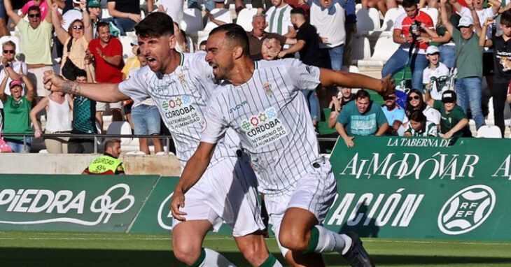 Miguel de las Cuevas sale corriendo para celebrar su gol al Algeciras. Foto: CCF