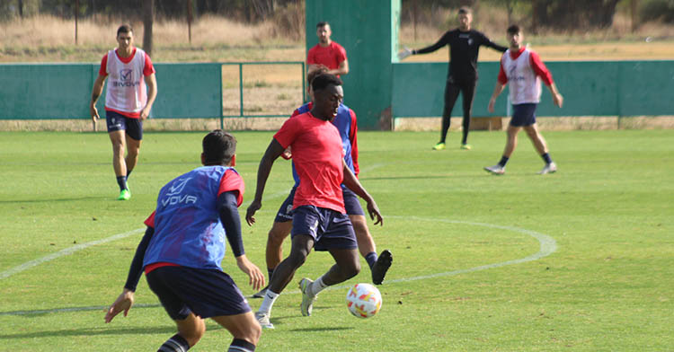 Diarra controlando el balón ante un compañero.