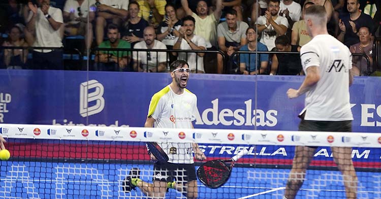 El pontano Xisco Gil celebrando uno de sus triunfos en Menorca junto a su compañero Ramiro Moyano.