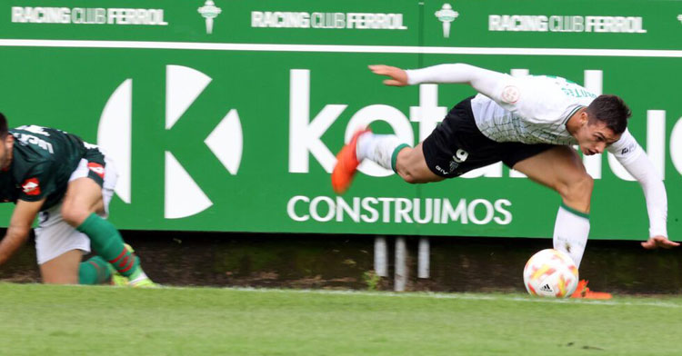 Adrián Fuentes intenta no caer en el duelo en A Malata. Foto: CCF