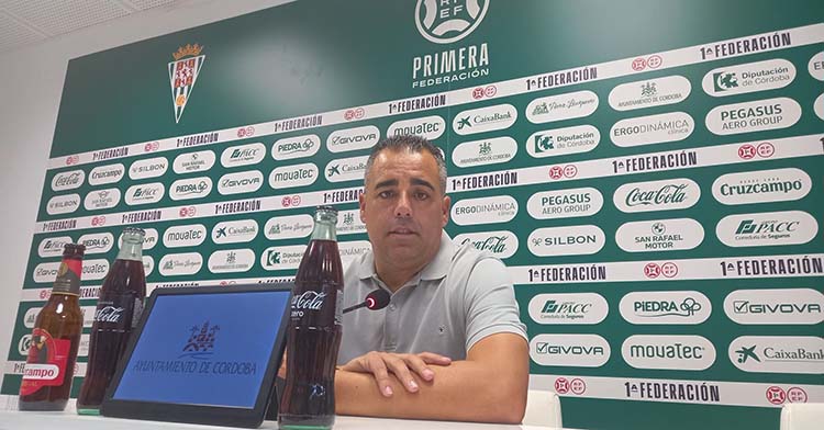 Germán Crespo durante su comparecencia en la sala de prensa de El Arcángel tras la victoria ante el Algeciras.