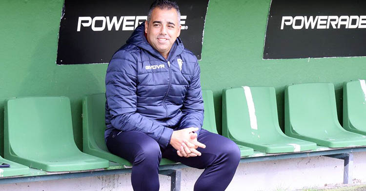 Germán Crespo en el banquillo de A Malata.