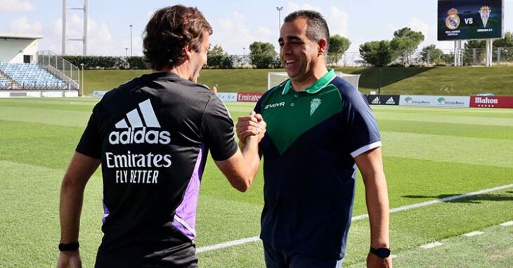 Germán Crespo saludando a Raúl González Blanco en el Alfredo Di Stéfano.