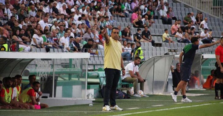 Germán Crespo dando instrucciones en la banda de El Arcángel.