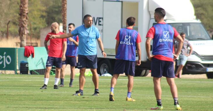 Germán Crespo dando instrucciones a sus hombres esta semana.