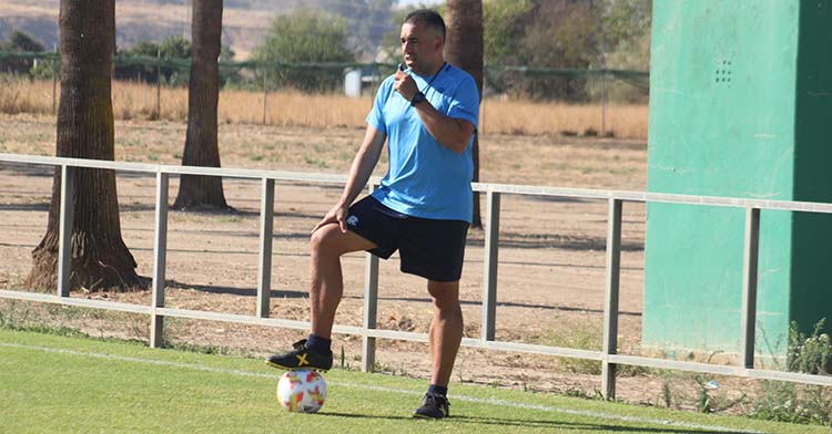 Germán Crespo dando instrucciones con el silbato.