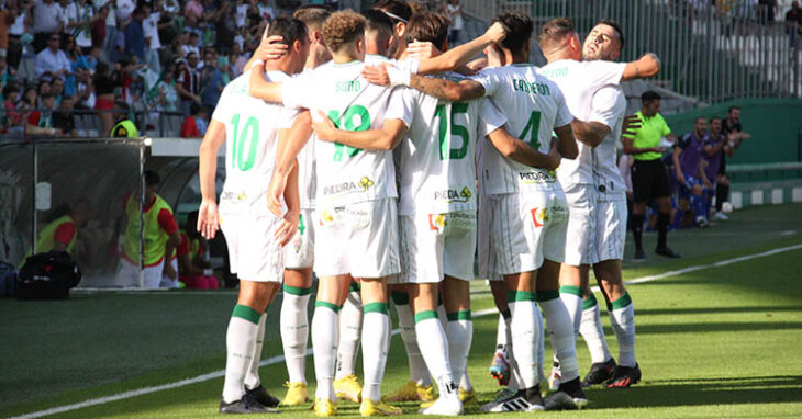 Un equipo líder celebrando los goles d su victoria ante el Talavera.