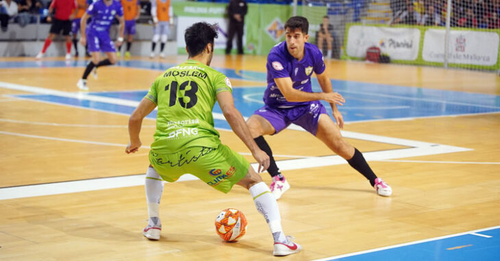 Ismael cierra a un jugador balear. Foto: Palma Futsal