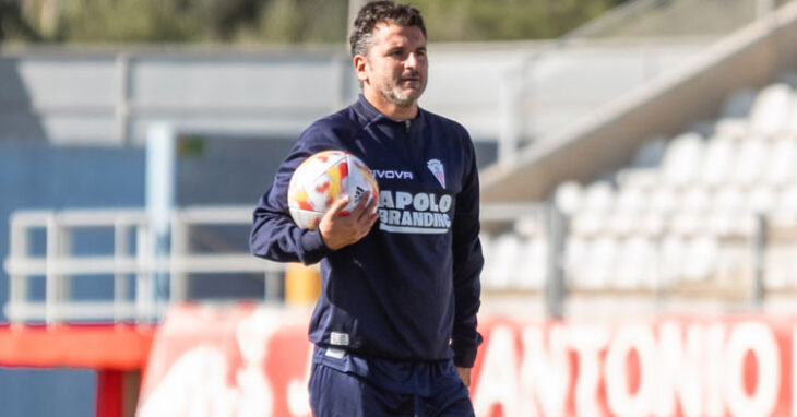 Iván Ania, balón en mano, trabajando con sus pupilos. Foto: Algeciras CF