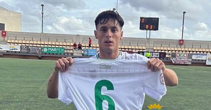 Joaquín sosteniendo la camiseta de Christian Delgado para dedicarle su primer gol. Foto: CCF