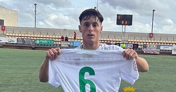 Joaquín sosteniendo la camiseta de Christian Delgado para dedicarle su primer gol. Foto: CCF