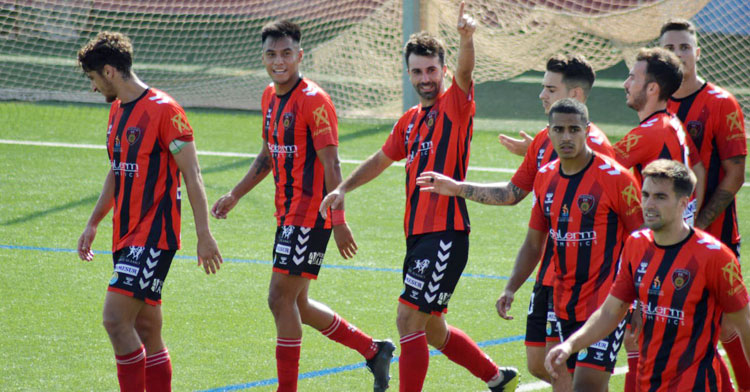 Joaquín celebra su tanto para asegurar la victoria. Foto: Tino Navas / Salerm Puente Genil