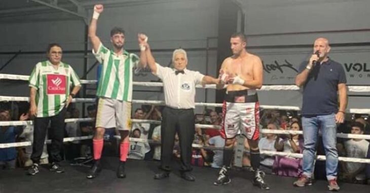 José Luis Navarro luciendo la camiseta del Córdoba tras derrotar en el segundo asalto al francés Gomes.